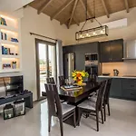 Luxury Chrisi Villa *