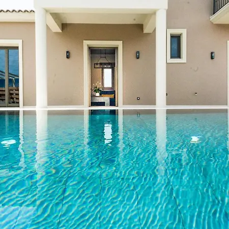 Luxury Chrisi Свороната