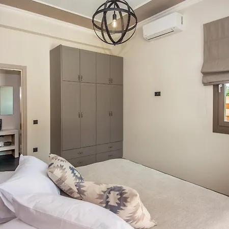 Luxury Chrisi Свороната